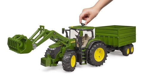 Traktor John Deere 7R 350 z ładowaczem i przyczepą Traktor John Deere 7R 350 z ładowaczem i przyczepą